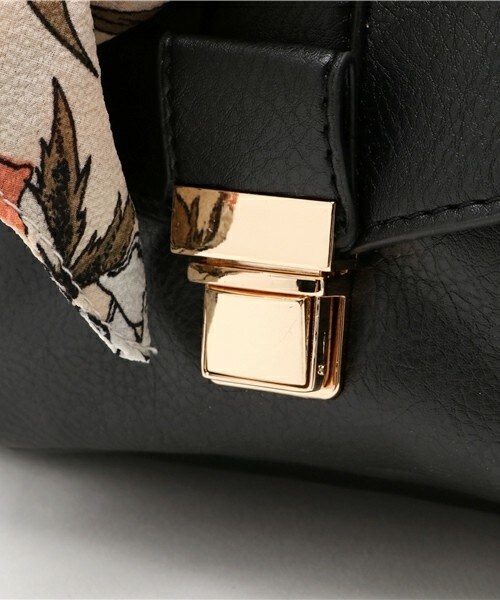 archives（アルシーヴ）の「フラップベルトミニショルダー（ショルダーバッグ・レディース・ブラック/グレー/レッド・MEDIUM）」の7枚目の写真