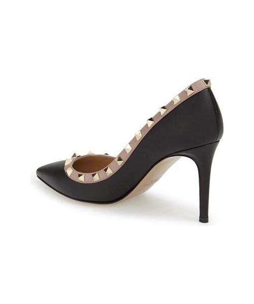 VALENTINO(ヴァレンティノ)の「Valentino 'Rockstud' Pointy Toe Pump (Women)(パンプス・レディース・Beige/Black・Regular 10US / 40EU/Regular 4.5US / 34.5EU/Regular 5.5US / 35.5EU/Regular 5US / 35EU/Regular 6.5US / 36.5EU/Regular 6US / 36EU/Regular 7.5US / 37.5EU/Regular 7US / 37EU/Regular 8.5US / 38.5EU/Regular 8US / 38EU/Regular 9.5US / 39.5EU/Regular 9US / 39EU)」の4枚目の写真