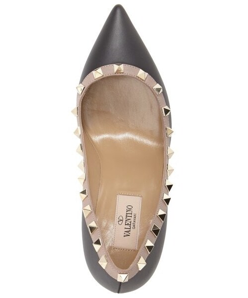 VALENTINO(ヴァレンティノ)の「Valentino 'Rockstud' Pointy Toe Pump (Women)(パンプス・レディース・Beige/Black・Regular 10US / 40EU/Regular 4.5US / 34.5EU/Regular 5.5US / 35.5EU/Regular 5US / 35EU/Regular 6.5US / 36.5EU/Regular 6US / 36EU/Regular 7.5US / 37.5EU/Regular 7US / 37EU/Regular 8.5US / 38.5EU/Regular 8US / 38EU/Regular 9.5US / 39.5EU/Regular 9US / 39EU)」の3枚目の写真