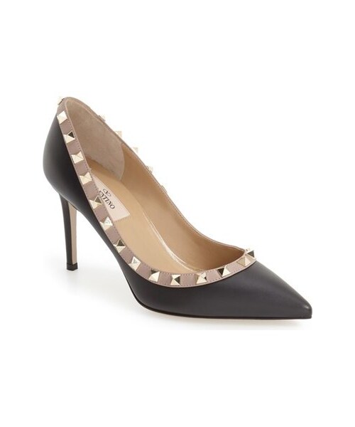 VALENTINO(ヴァレンティノ)の「Valentino 'Rockstud' Pointy Toe Pump (Women)(パンプス・レディース・Beige/Black・Regular 10US / 40EU/Regular 4.5US / 34.5EU/Regular 5.5US / 35.5EU/Regular 5US / 35EU/Regular 6.5US / 36.5EU/Regular 6US / 36EU/Regular 7.5US / 37.5EU/Regular 7US / 37EU/Regular 8.5US / 38.5EU/Regular 8US / 38EU/Regular 9.5US / 39.5EU/Regular 9US / 39EU)」の2枚目の写真