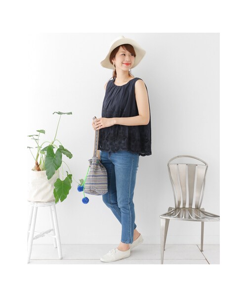 URBAN RESEARCH DOORS（アーバンリサーチドアーズ）の「刺繍ノースリーブプルオーバー（トップス・レディース・NAVY/OFF WHITE・one）」の5枚目の写真