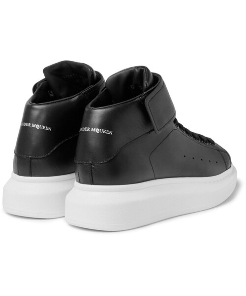 Alexander McQueen(アレキサンダーマックイーン)の「Alexander McQueen Exaggerated-Sole Leather High-Top Sneakers(スニーカー・メンズ・Black・EU39/EU40/EU41/EU41.5/EU42/EU42.5/EU43/EU43.5/EU44/EU45/EU46)」の2枚目の写真