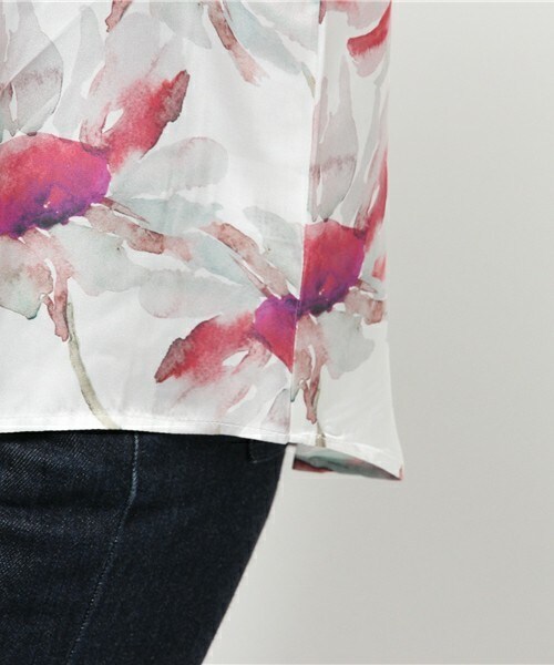 Bou Jeloud（ブージュルード）の「ネックレス付デジタルフラワープリントブラウス（シャツ/ブラウス・レディース・グレー/ブルー/レッド・38）」の10枚目の写真