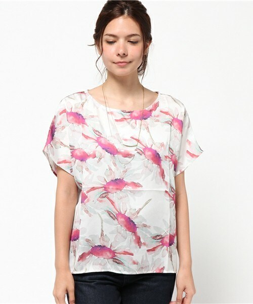 Bou Jeloud（ブージュルード）の「ネックレス付デジタルフラワープリントブラウス（シャツ/ブラウス・レディース・グレー/ブルー/レッド・38）」の4枚目の写真