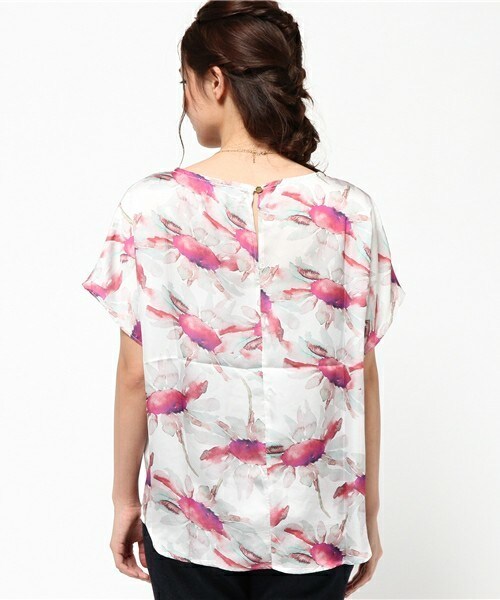 Bou Jeloud（ブージュルード）の「ネックレス付デジタルフラワープリントブラウス（シャツ/ブラウス・レディース・グレー/ブルー/レッド・38）」の6枚目の写真