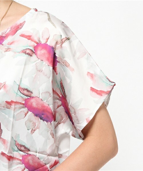 Bou Jeloud（ブージュルード）の「ネックレス付デジタルフラワープリントブラウス（シャツ/ブラウス・レディース・グレー/ブルー/レッド・38）」の9枚目の写真