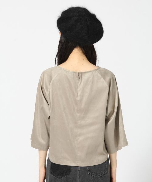 HARE（ハレ）の「フェイクスエードプルオーバー7分袖（トップス・ベージュ/ブラウン・FREE）」の6枚目の写真