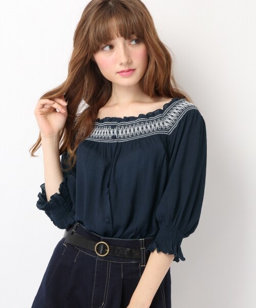 Heather（ヘザー）の「スモッキングシシュウブラウス（トップス・オフホワイト/レッド/ネイビー・FREE）」の3枚目の写真