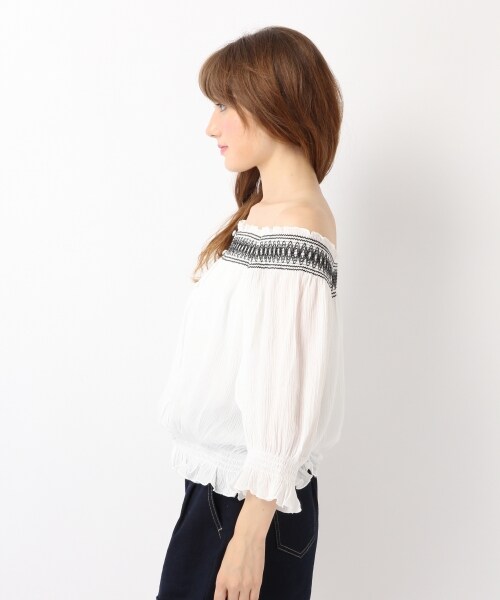 Heather（ヘザー）の「スモッキングシシュウブラウス（トップス・オフホワイト/レッド/ネイビー・FREE）」の5枚目の写真