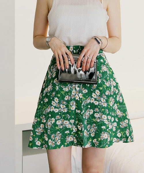 DHOLIC（ディーホリック）の「フロントボタンフラワーミニスカート（スカート・レディース・レッド/グリーン・FREE）」の2枚目の写真