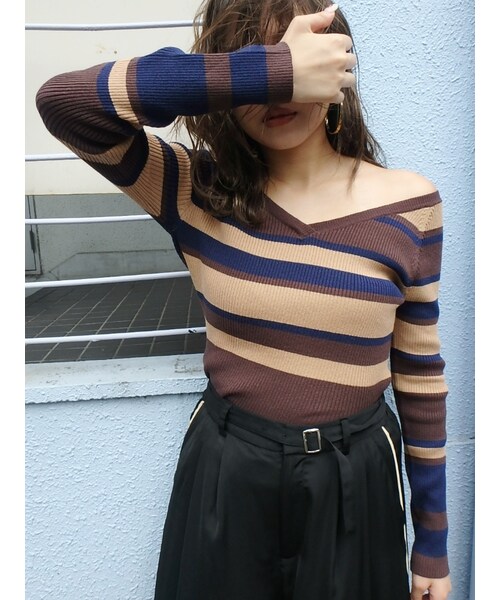 EVRIS（エヴリス）の「オフショルリブニットTOPS（トップス・レディース・ブラック/レッド/ベージュ/ミックス）」の4枚目の写真