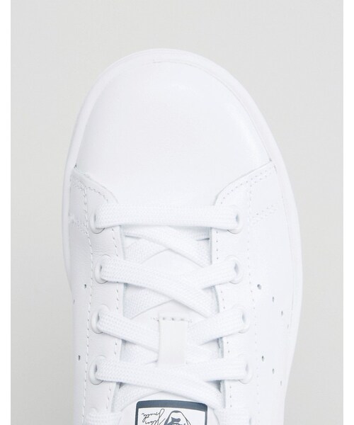 adidas（アディダス）の「Adidas adidas Originals White And Navy Stan Smith Sneakers（スニーカー・レディース・White・US 7/US 8/US 9.5/US 10.5/US 10/US 9/US 7.5/US 6/US 11/US 8.5）」の2枚目の写真