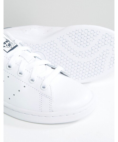adidas（アディダス）の「Adidas adidas Originals White And Navy Stan Smith Sneakers（スニーカー・レディース・White・US 7/US 8/US 9.5/US 10.5/US 10/US 9/US 7.5/US 6/US 11/US 8.5）」の4枚目の写真