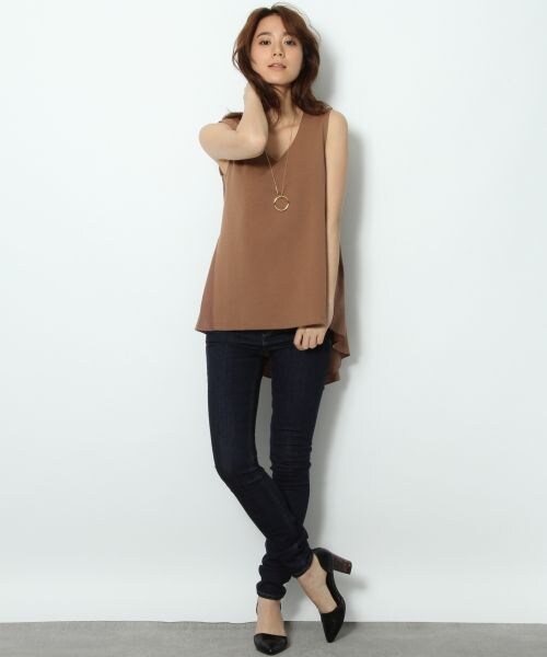 Andemiu（アンデミュウ）の「バックジョーゼットフレアＴ（トップス・オフホワイト/ブラック/キャメル・F）」の4枚目の写真