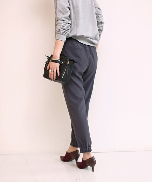 Bou Jeloud(ブージュルード)の「【AWカタログ掲載】とろみタックジョガーパンツ(その他パンツ・レディース・ブラック/チャコールグレー/カーキ・38/40)」の10枚目の写真