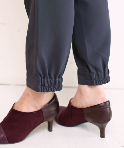 Bou Jeloud(ブージュルード)の「【AWカタログ掲載】とろみタックジョガーパンツ(その他パンツ・レディース・ブラック/チャコールグレー/カーキ・38/40)」の9枚目の写真