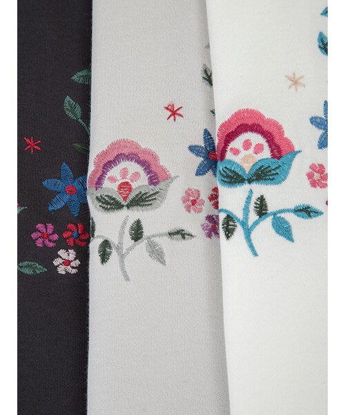 w closet（ダブルクローゼット）の「【A/W】刺繍フレア袖プルオーバー（トップス・レディース・オフホワイト/Sグレー/スミクロ・FREE）」の11枚目の写真