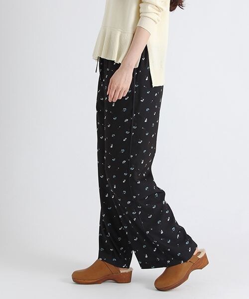 studio CLIP（スタディオクリップ）の「ポリエステルフラワープリントワイドパンツ（パンツ・ブラック/ネイビー・M/L）」の7枚目の写真
