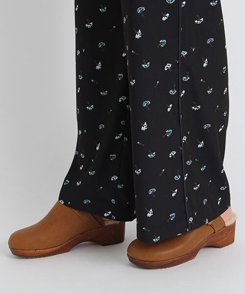 studio CLIP（スタディオクリップ）の「ポリエステルフラワープリントワイドパンツ（パンツ・ブラック/ネイビー・M/L）」の14枚目の写真