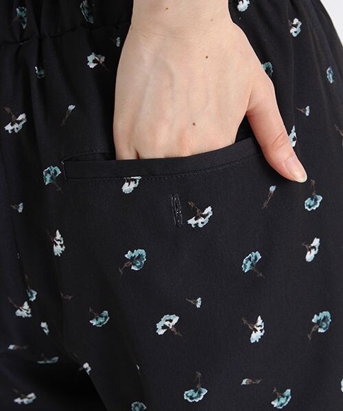 studio CLIP（スタディオクリップ）の「ポリエステルフラワープリントワイドパンツ（パンツ・ブラック/ネイビー・M/L）」の13枚目の写真