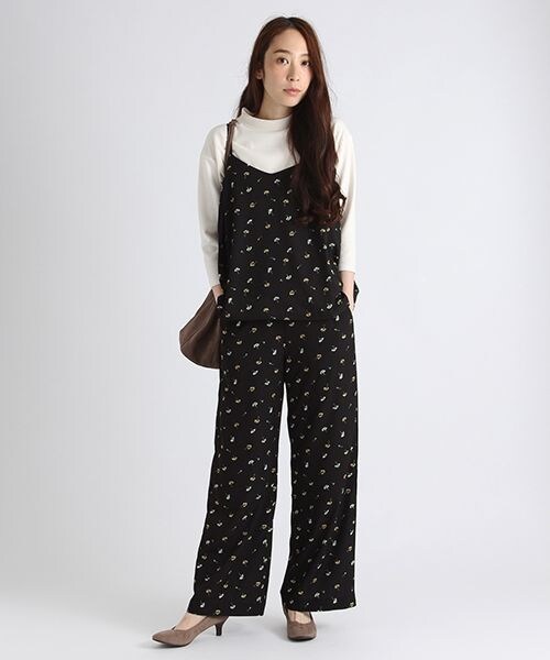 studio CLIP（スタディオクリップ）の「ポリエステルフラワープリントワイドパンツ（パンツ・ブラック/ネイビー・M/L）」の4枚目の写真