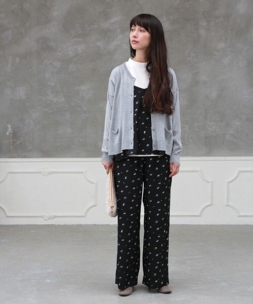 studio CLIP（スタディオクリップ）の「ポリエステルフラワープリントワイドパンツ（パンツ・ブラック/ネイビー・M/L）」の3枚目の写真