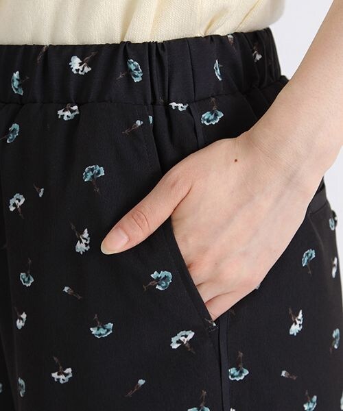 studio CLIP（スタディオクリップ）の「ポリエステルフラワープリントワイドパンツ（パンツ・ブラック/ネイビー・M/L）」の10枚目の写真