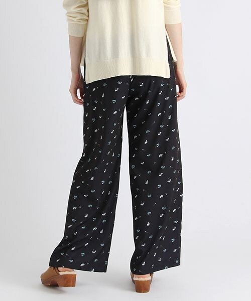 studio CLIP（スタディオクリップ）の「ポリエステルフラワープリントワイドパンツ（パンツ・ブラック/ネイビー・M/L）」の8枚目の写真