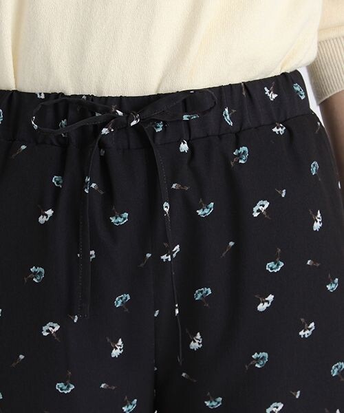 studio CLIP（スタディオクリップ）の「ポリエステルフラワープリントワイドパンツ（パンツ・ブラック/ネイビー・M/L）」の9枚目の写真