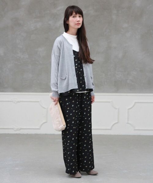 studio CLIP（スタディオクリップ）の「ポリエステルフラワーキャミセットプルオーバー（トップス・ブラック/ネイビー・M/L）」の3枚目の写真