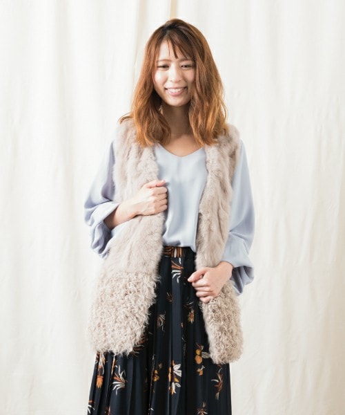 actuel（アクチュエル）の「ラビット・ラムファーベスト（その他アウター・レディース・グレイッシュベージュ・FREE）」の11枚目の写真