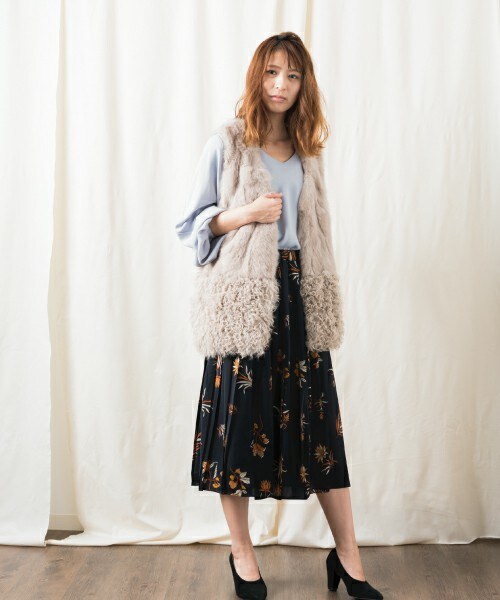 actuel（アクチュエル）の「ラビット・ラムファーベスト（その他アウター・レディース・グレイッシュベージュ・FREE）」の2枚目の写真