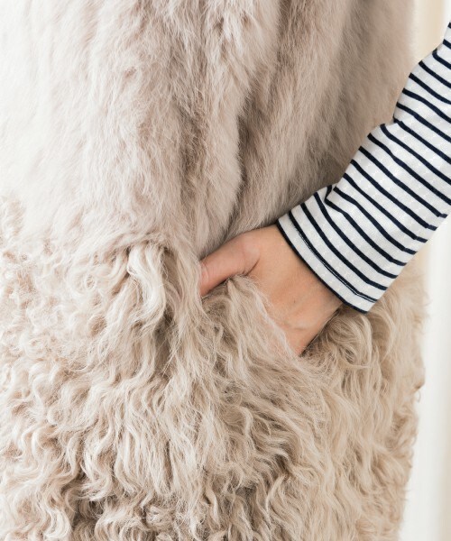 actuel（アクチュエル）の「ラビット・ラムファーベスト（その他アウター・レディース・グレイッシュベージュ・FREE）」の7枚目の写真