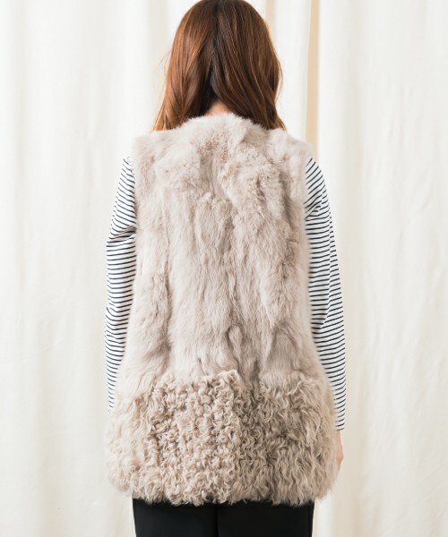 actuel（アクチュエル）の「ラビット・ラムファーベスト（その他アウター・レディース・グレイッシュベージュ・FREE）」の5枚目の写真