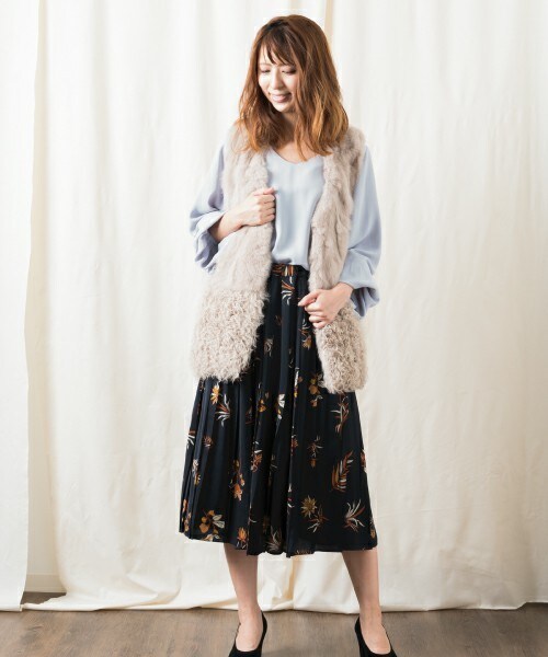 actuel（アクチュエル）の「ラビット・ラムファーベスト（その他アウター・レディース・グレイッシュベージュ・FREE）」の3枚目の写真