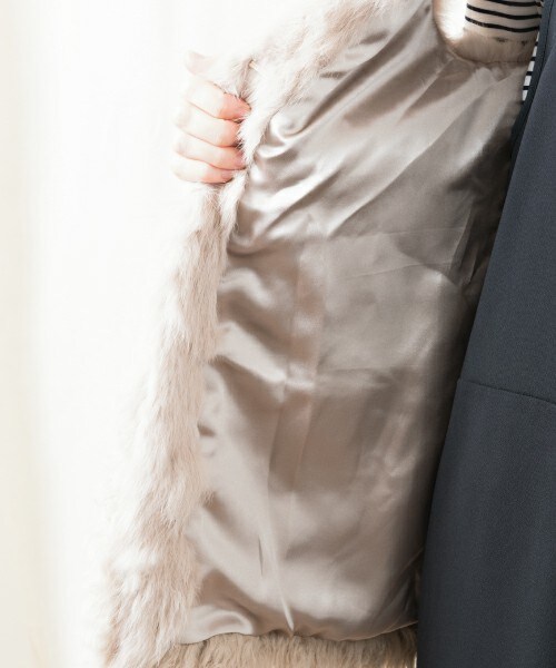 actuel（アクチュエル）の「ラビット・ラムファーベスト（その他アウター・レディース・グレイッシュベージュ・FREE）」の10枚目の写真