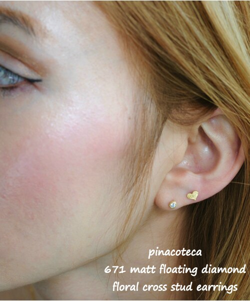 pinacoteca（ピナコテーカ）の「ピナコテーカ 671 マット フローティング 一粒ダイヤモンド フローラル クロス ピアス 0.05ct（ピアス（両耳用）・レディース・ゴールド・Free）」の2枚目の写真
