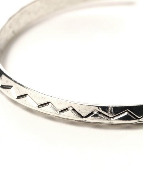 RAGEBLUE(レイジブルー)の「ネイティブブラスバングル(アクセサリー・シルバー系・ONE SIZE)」の4枚目の写真
