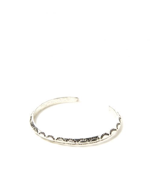 RAGEBLUE(レイジブルー)の「ネイティブブラスバングル(アクセサリー・シルバー系・ONE SIZE)」の2枚目の写真