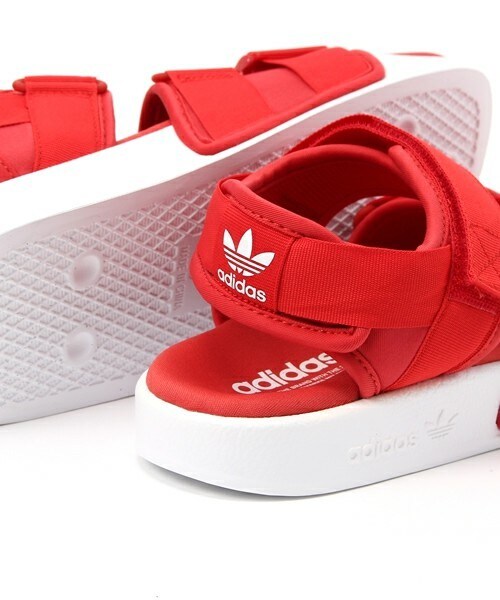 adidas(アディダス)の「ウィメンズ アディダス アディレッタ サンダル スポサン ADILETTE SANDAL W S75380(サンダル・レディース・レッド・22.5cm/23.5cm/24.5cm)」の6枚目の写真