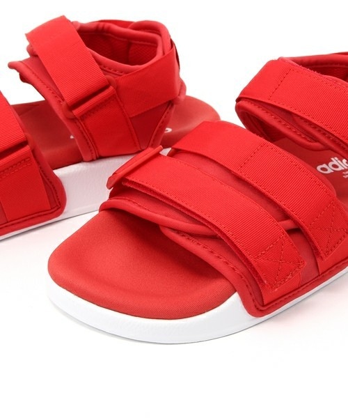 adidas(アディダス)の「ウィメンズ アディダス アディレッタ サンダル スポサン ADILETTE SANDAL W S75380(サンダル・レディース・レッド・22.5cm/23.5cm/24.5cm)」の5枚目の写真