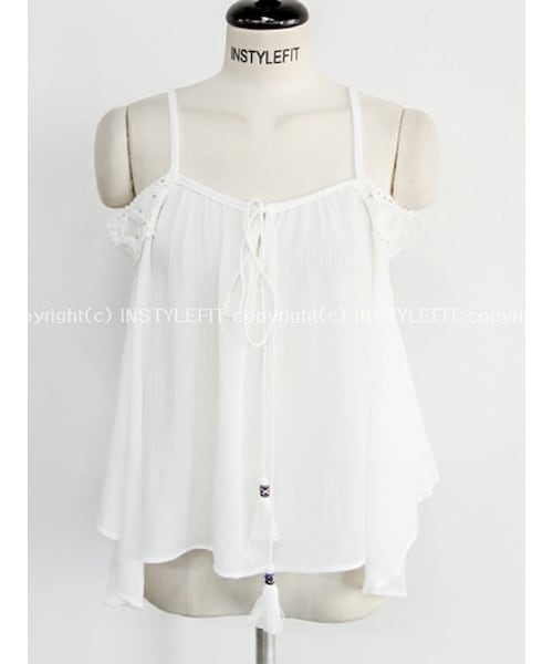 INSTYLEFIT(インスタイルフィット)の「タッセルストリングオフショルダーブラウス(シャツ/ブラウス・レディース・アイボリー・FREE)」の1枚目の写真