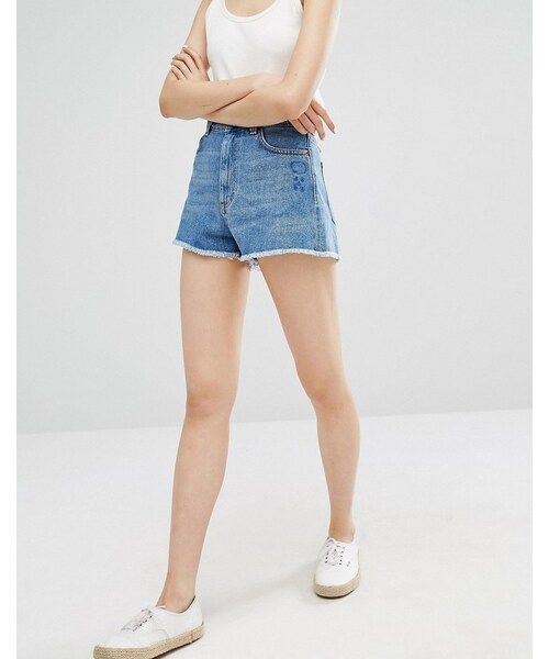 MONKI（モンキ）の「Monki Raw Hem Denim Short（その他パンツ・レディース・Blue・W30/W24/W26/W28/W32）」の4枚目の写真