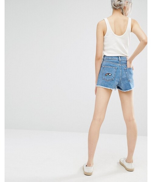 MONKI（モンキ）の「Monki Raw Hem Denim Short（その他パンツ・レディース・Blue・W30/W24/W26/W28/W32）」の2枚目の写真