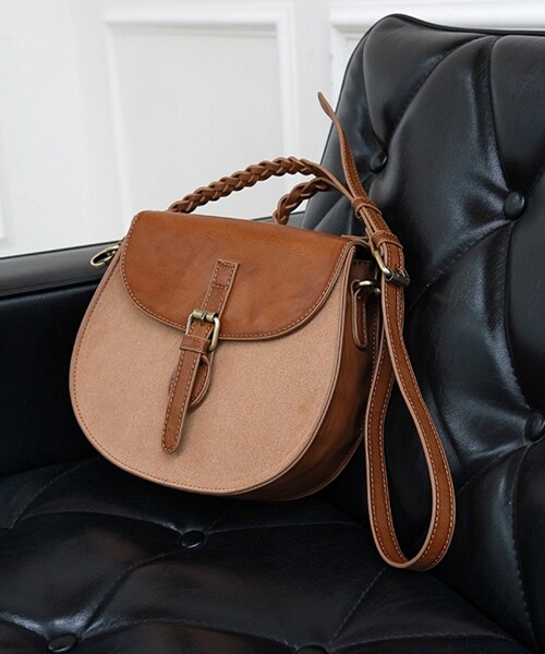 studio CLIP（スタディオクリップ）の「サドル編み込みショルダーバッグ（バッグ・ブラック/キャメル・F）」の2枚目の写真