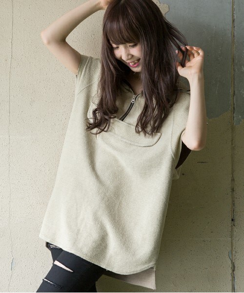 CASPER JOHN AIVER(キャスパージョンアイバー)の「CASPER JOHN AIVER ハーフジップノースリーブプルオーバーパーカー(パーカー・メンズ・グレー/ベージュ/ピンク・FREE)」の2枚目の写真