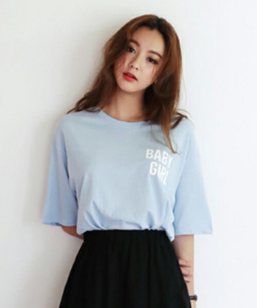 DHOLIC(ディーホリック)の「BABYGIRLロゴボクシーTシャツ(Tシャツ/カットソー・レディース・スカイブルー/ホワイト/ピンク・FREE)」の1枚目の写真