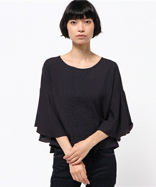 archives（アルシーヴ）の「ライン刺繍フレアスリーブﾌﾞﾗｳｽ（シャツ/ブラウス・レディース・オフホワイト/ネイビー/ピンク・MEDIUM）」の2枚目の写真