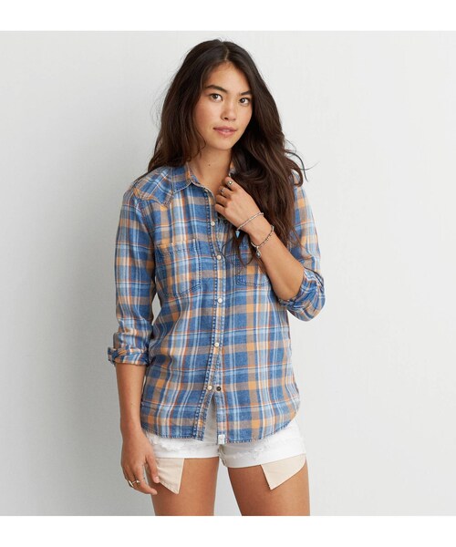 American Eagle(アメリカンイーグル)の「AEOプラッドボーイフレンドシャツ(シャツ/ブラウス・レディース・ブルー・XXS/XS/S/M/L/XL)」の1枚目の写真