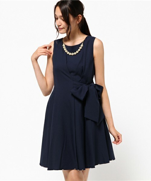 INTERPLANET WINGS（インタープラネットウィング）の「サイドリボンフレアーワンピース（ドレス・レディース・ネイビー/サックスブルー/サーモンピンク/ボルドー・FREE）」の2枚目の写真